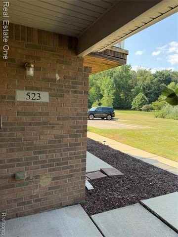 523 Brookfield Dr #81 - Photo 5 of 32