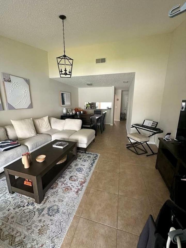 134 Oakwood Dr - Photo 3 of 17