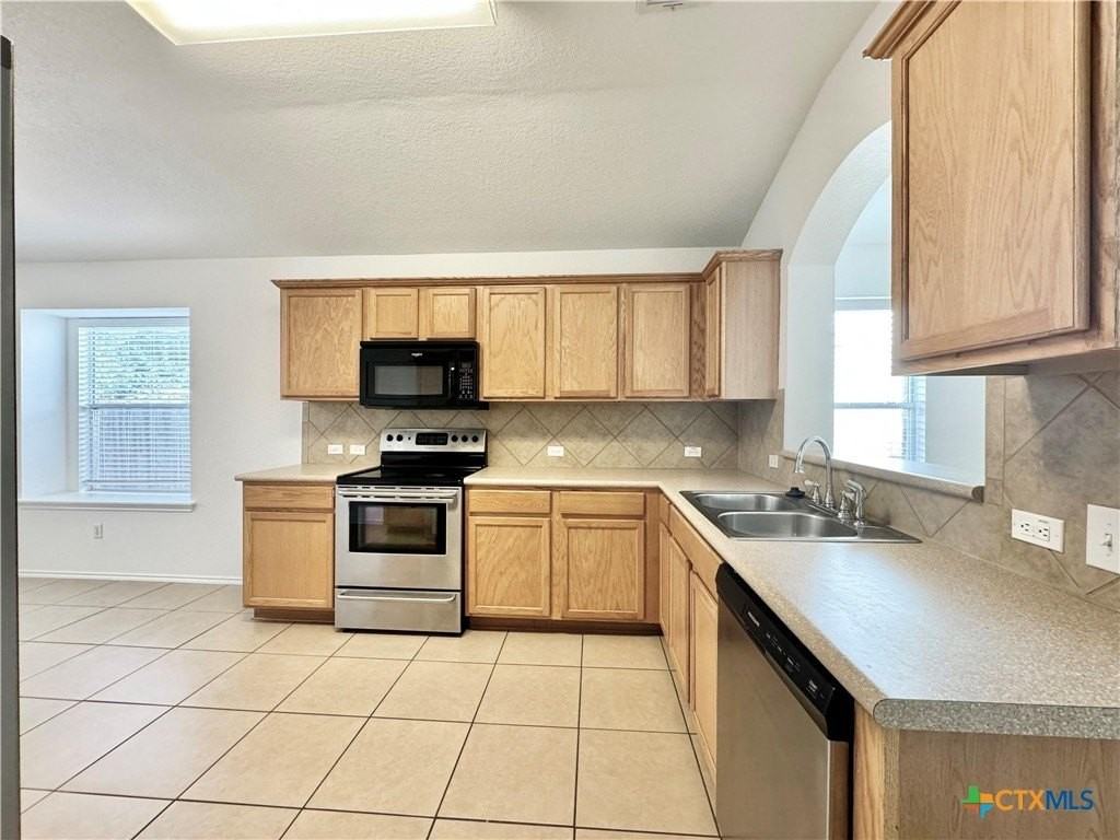 1015 Aiken Dr - Photo 6 of 36