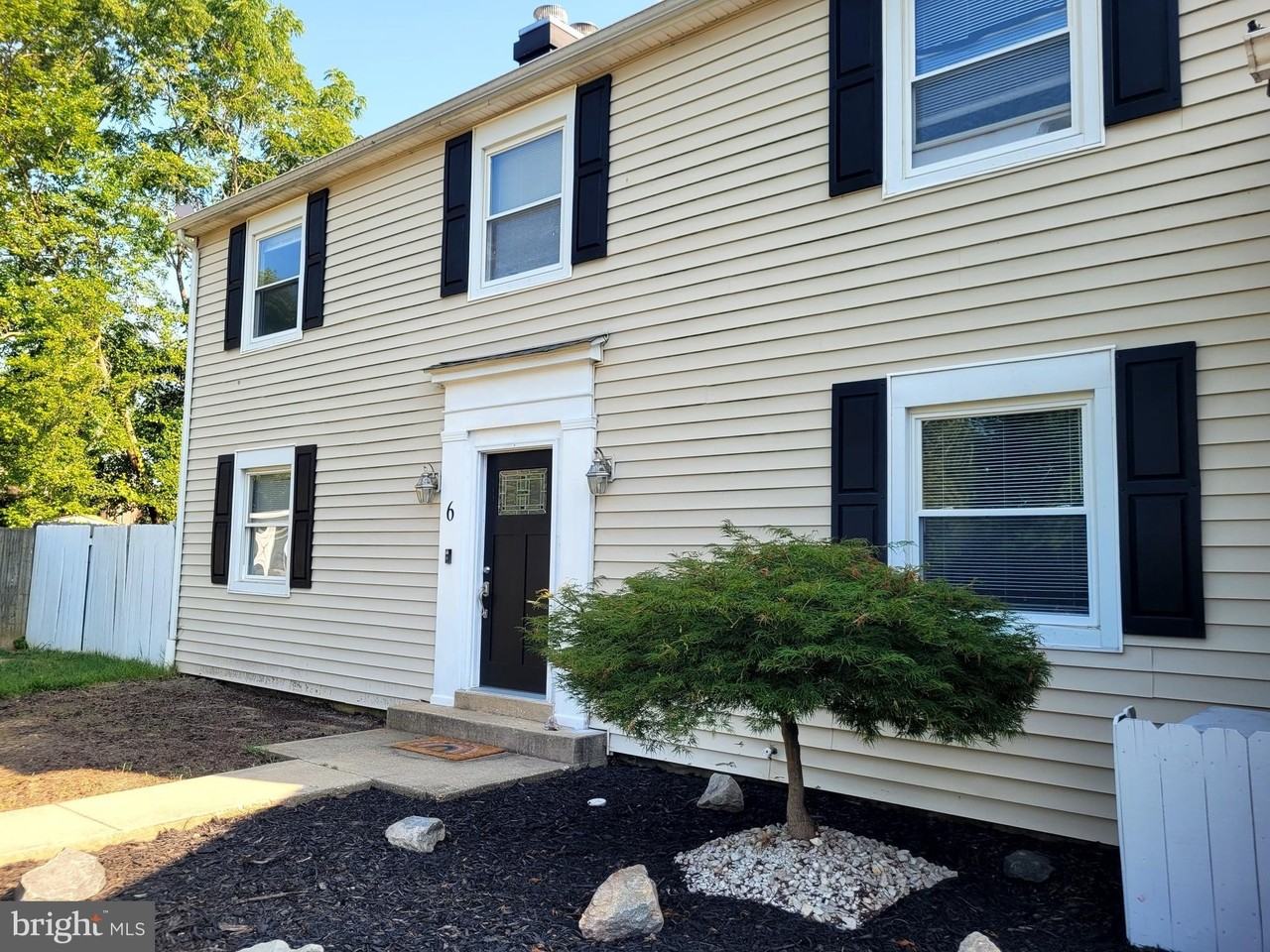 6 Tudor Ct - Photo 2 of 32