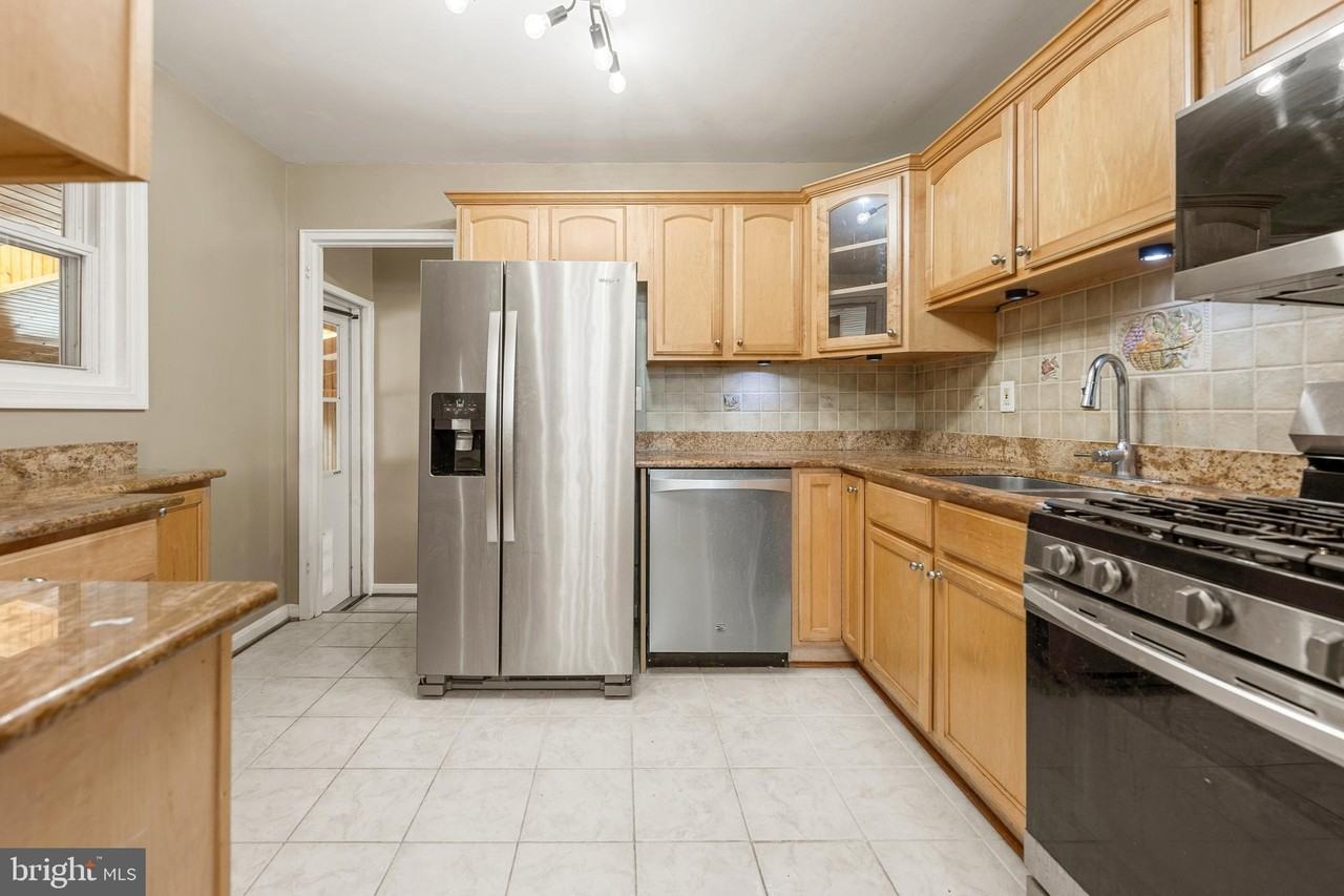 11809 Timber Ln - Photo 2 of 34