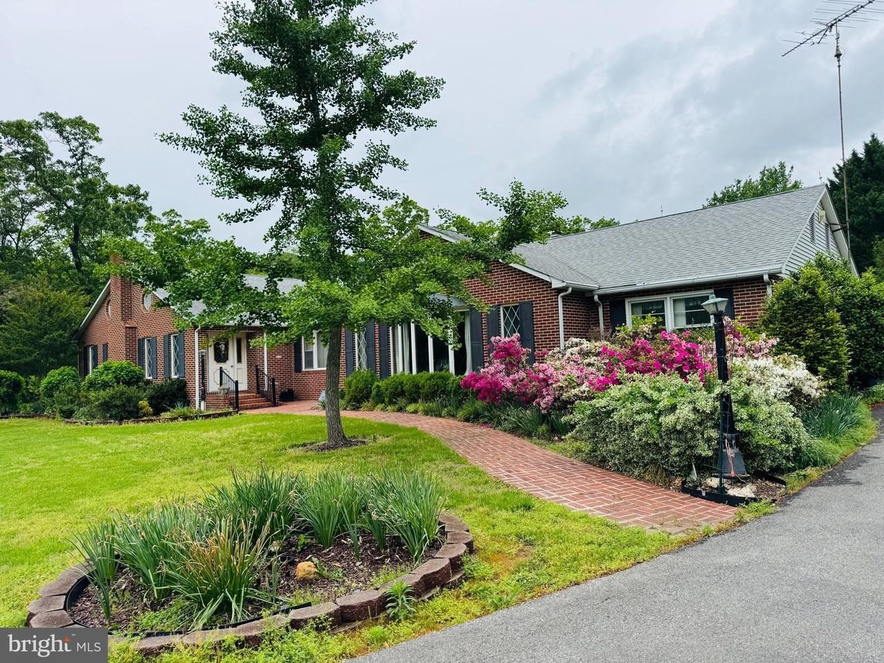 21500 Point Lookout Rd - Photo 3 of 33