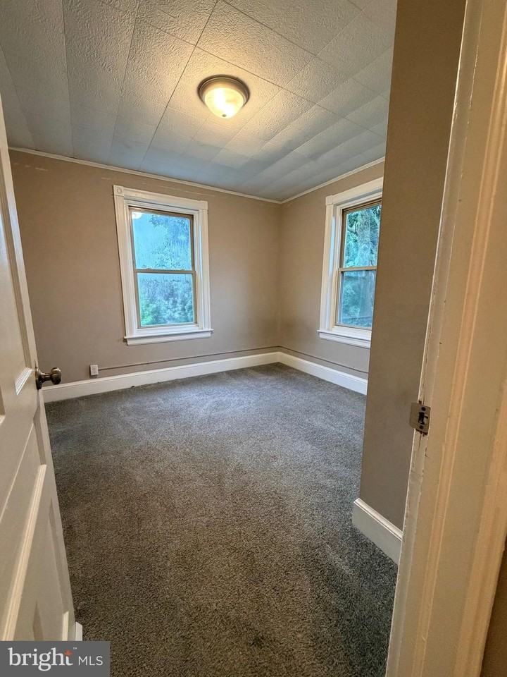 20 Laurel St - Photo 5 of 13