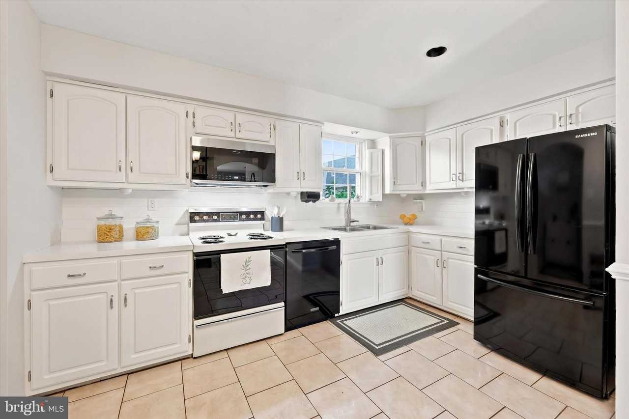 736 Village Ln - Photo 3 of 29