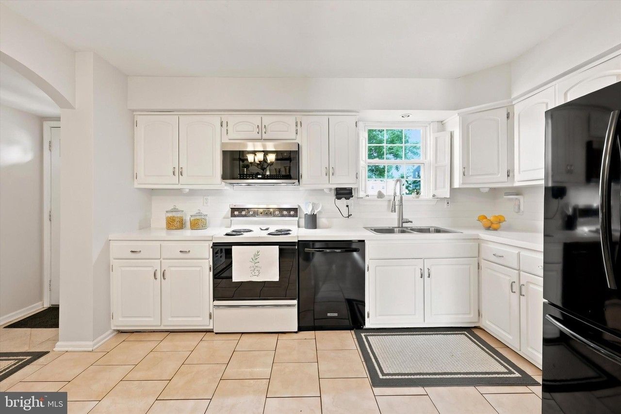 736 Village Ln - Photo 4 of 29
