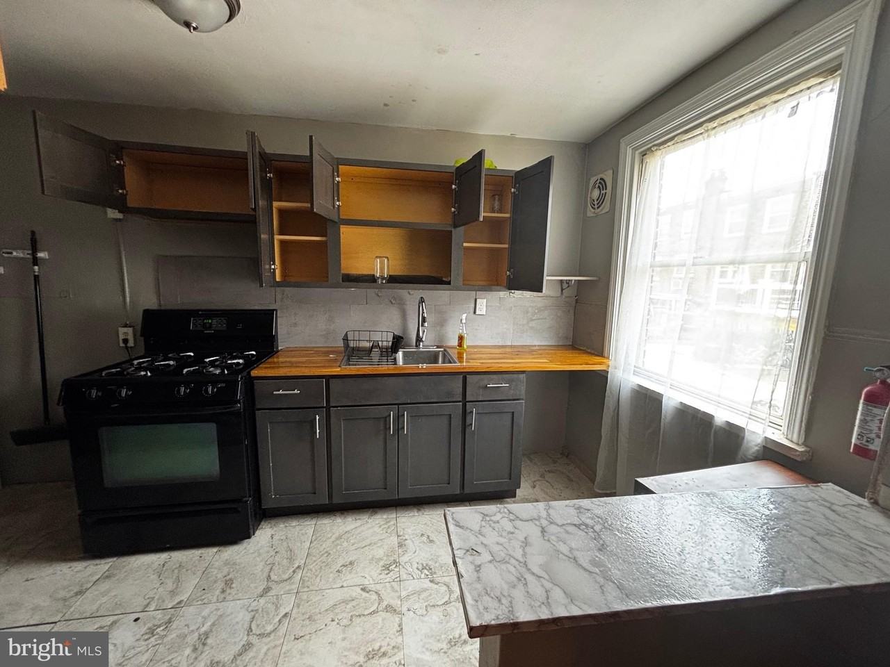 5942 B St - Photo 5 of 10