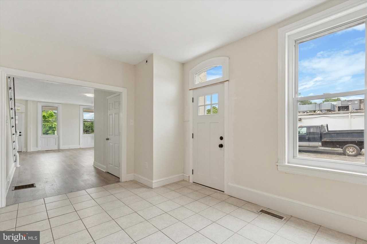 511 Conarroe St - Photo 3 of 15