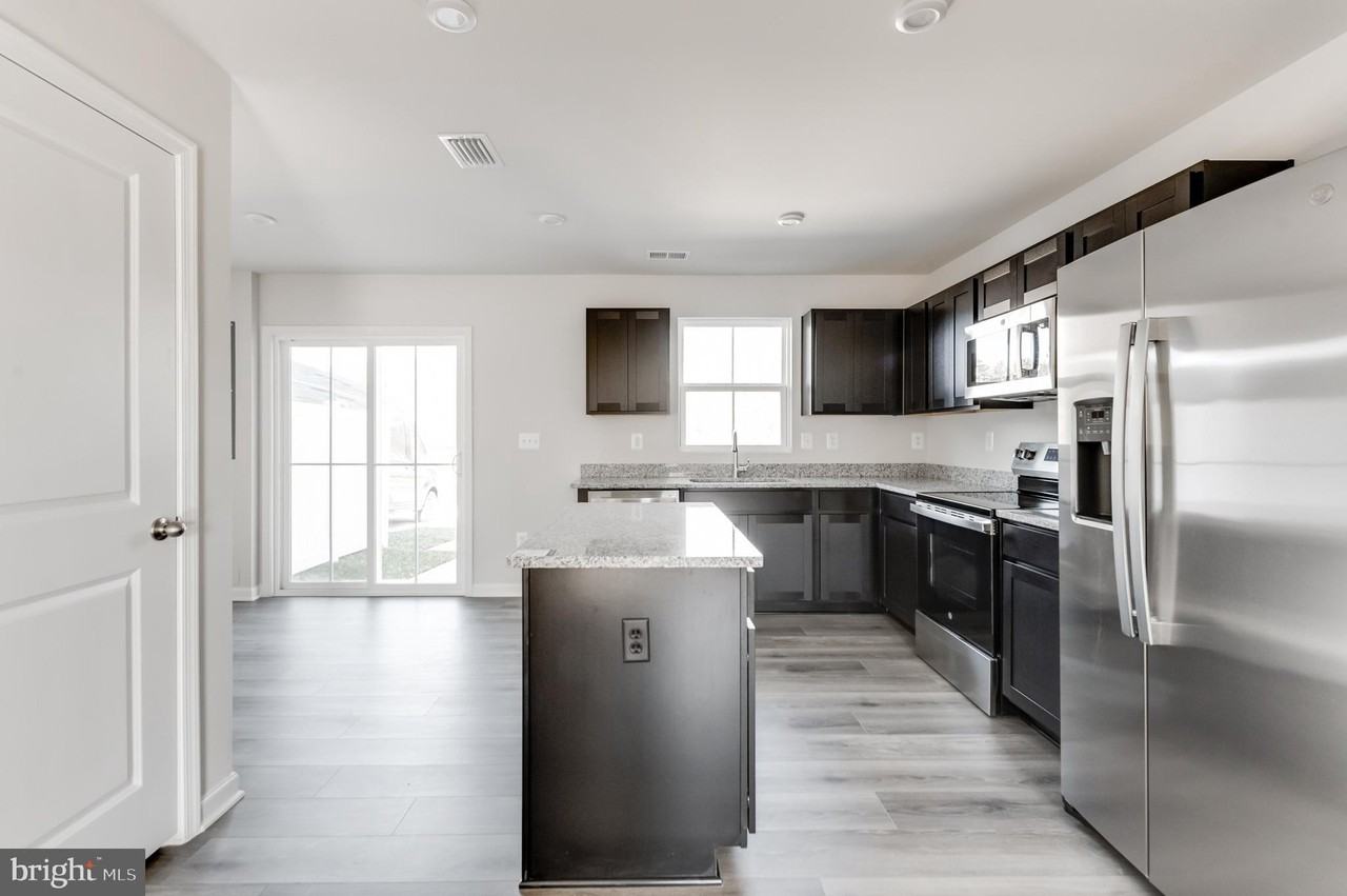7301 Statesman Blvd - Photo 3 of 33