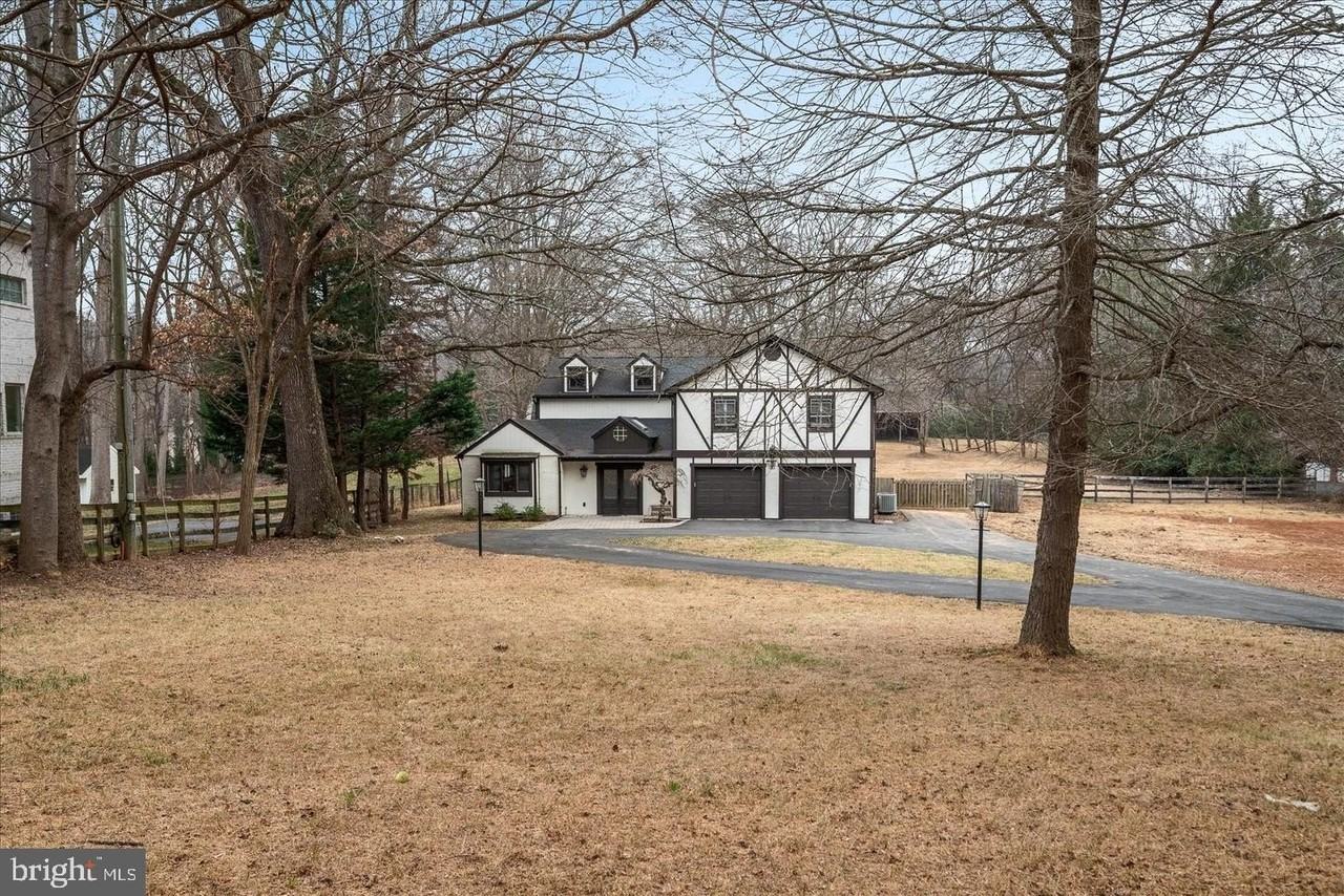 9036 Jeffery Rd - Photo 2 of 50
