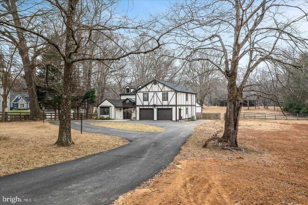 9036 Jeffery Rd - Photo 3 of 50