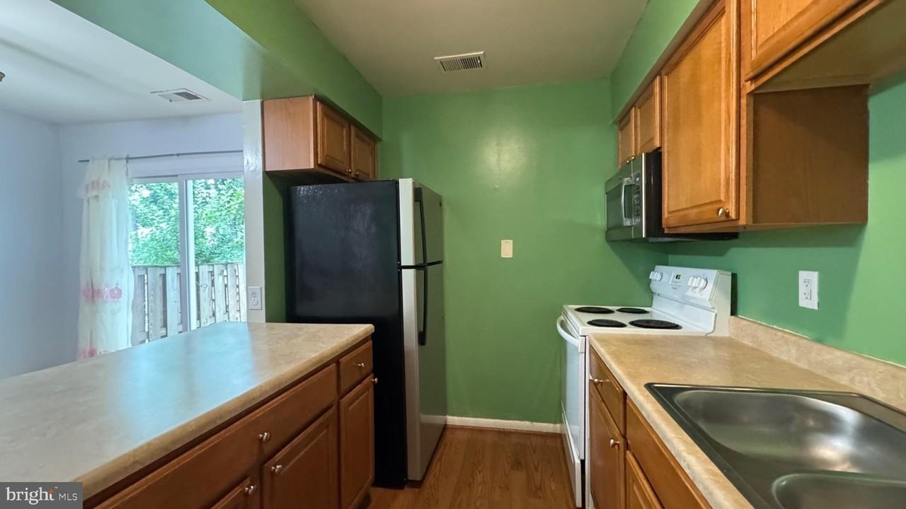 14582 Earlham Ct - Photo 5 of 16