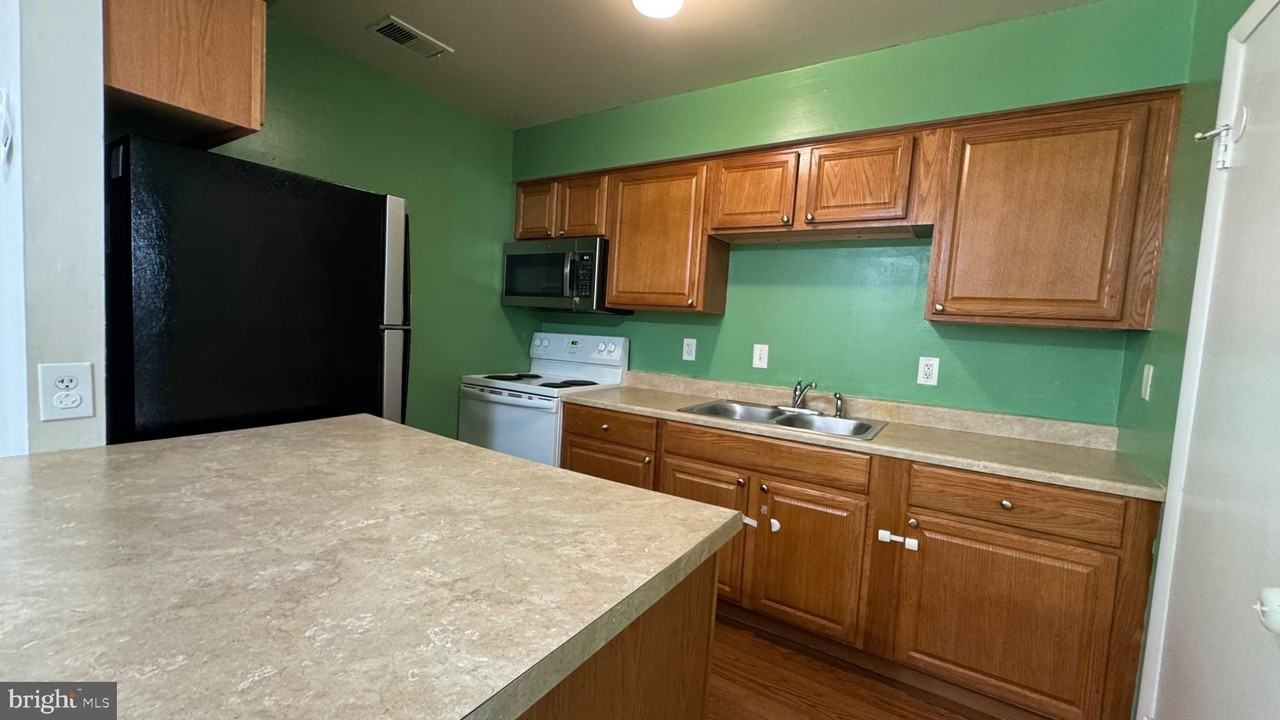14582 Earlham Ct - Photo 6 of 16