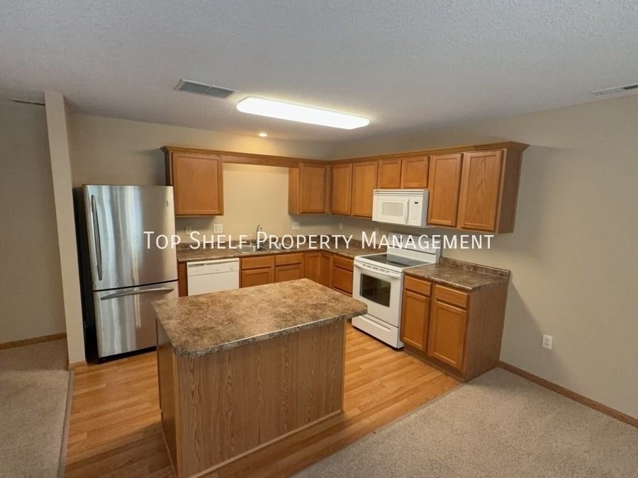 355 Ne Olivewood - Photo 2 of 7