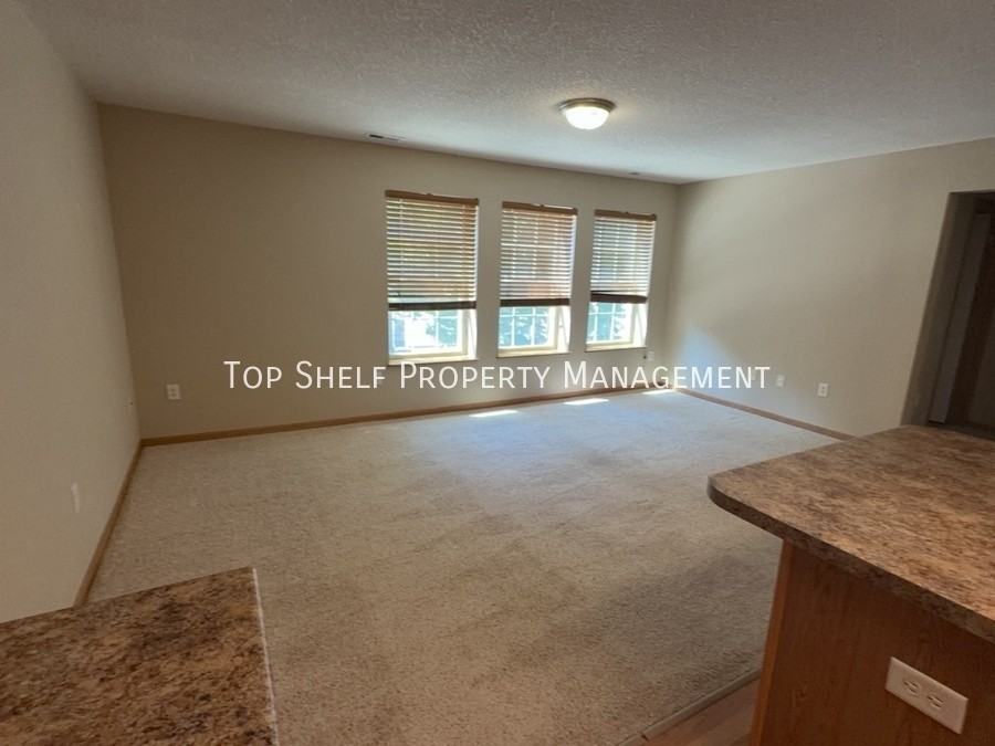 355 Ne Olivewood - Photo 3 of 7