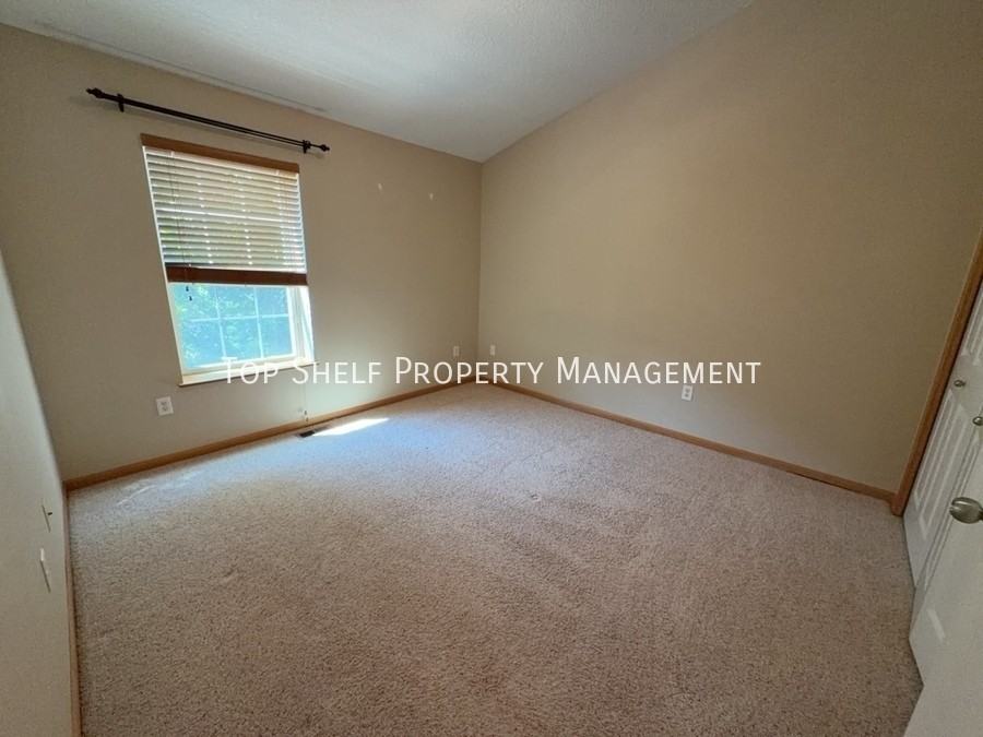 355 Ne Olivewood - Photo 6 of 7