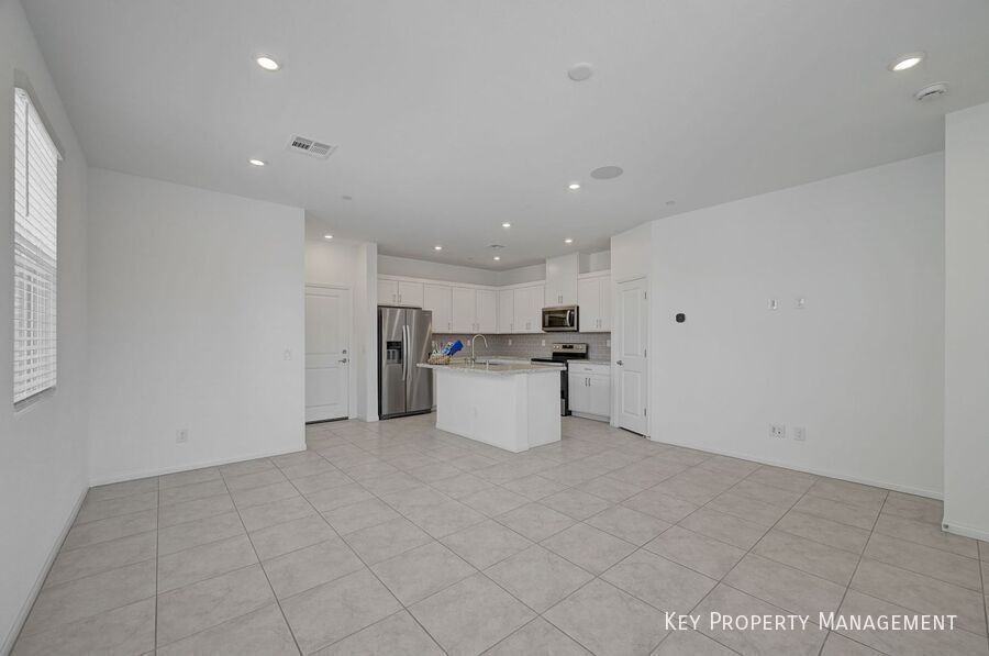 242 Freeport View Pl - Photo 3 of 15