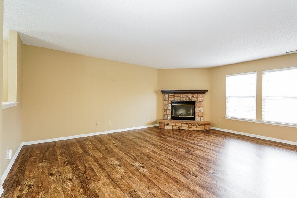 2044 Southernwood Ln - Photo 5 of 17