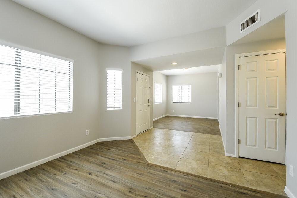 2028 W Columbine Dr - Photo 4 of 17