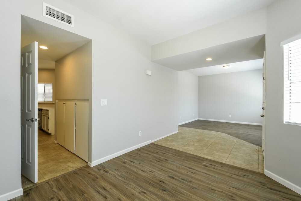 2028 W Columbine Dr - Photo 5 of 17
