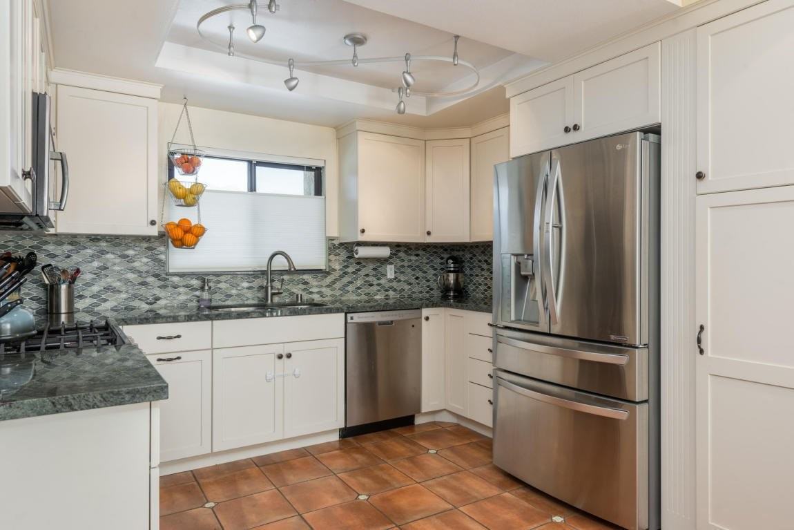 4864 Sawyer Ave - Photo 3 of 11