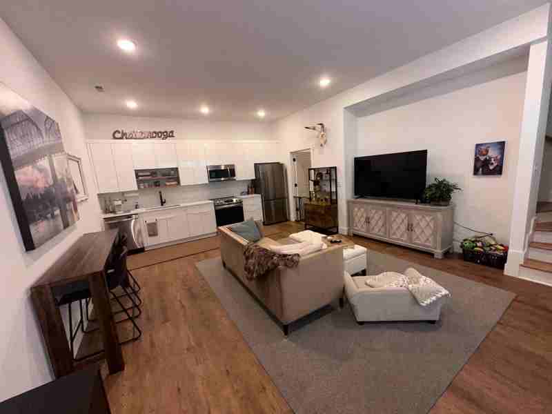 979 Montague Pl - Photo 3 of 13