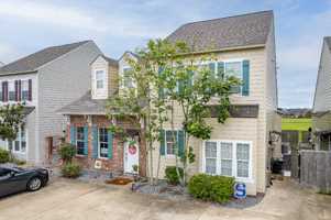 featured image of 216 Lenox Brg