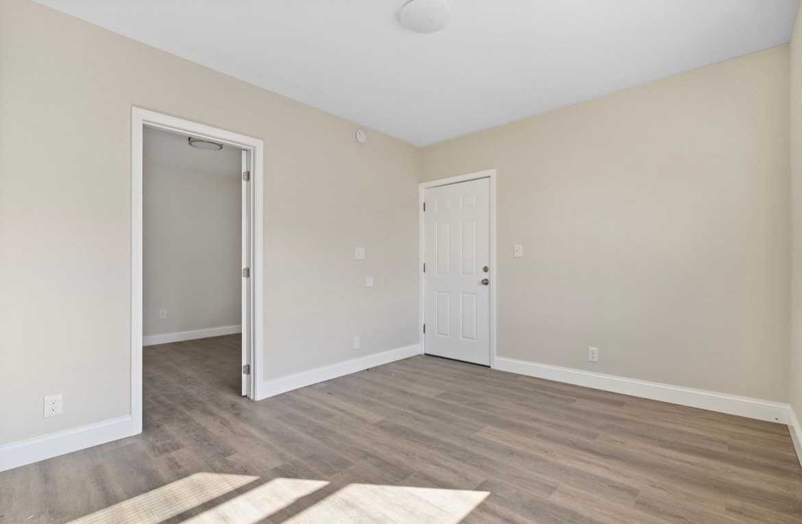 474 E Norwich Ave #B - Photo 4 of 17