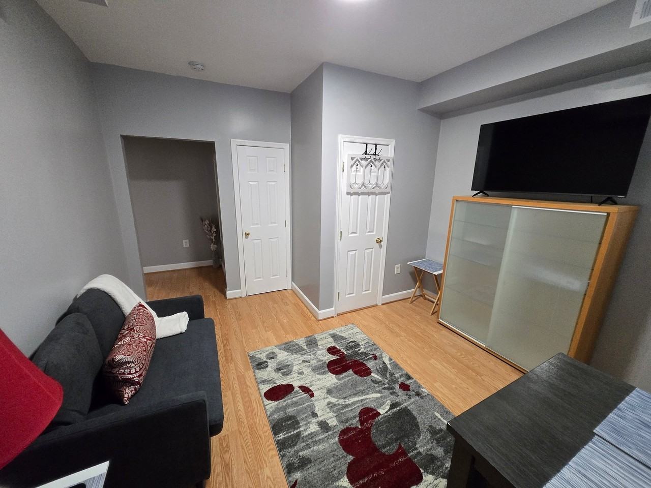 411 Hobart Pl Nw - Photo 2 of 16