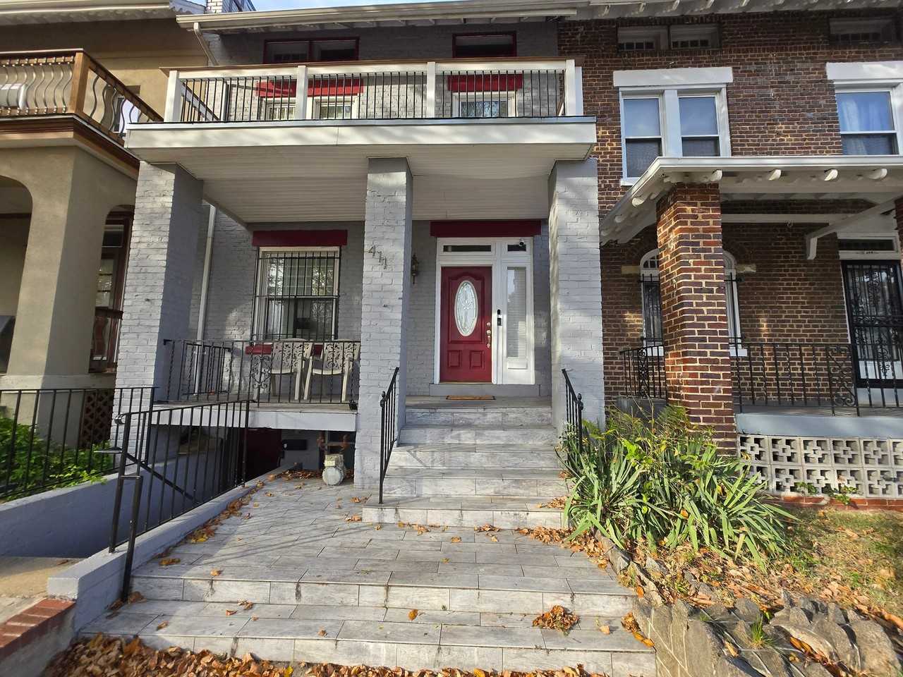411 Hobart Pl Nw - Photo 3 of 16