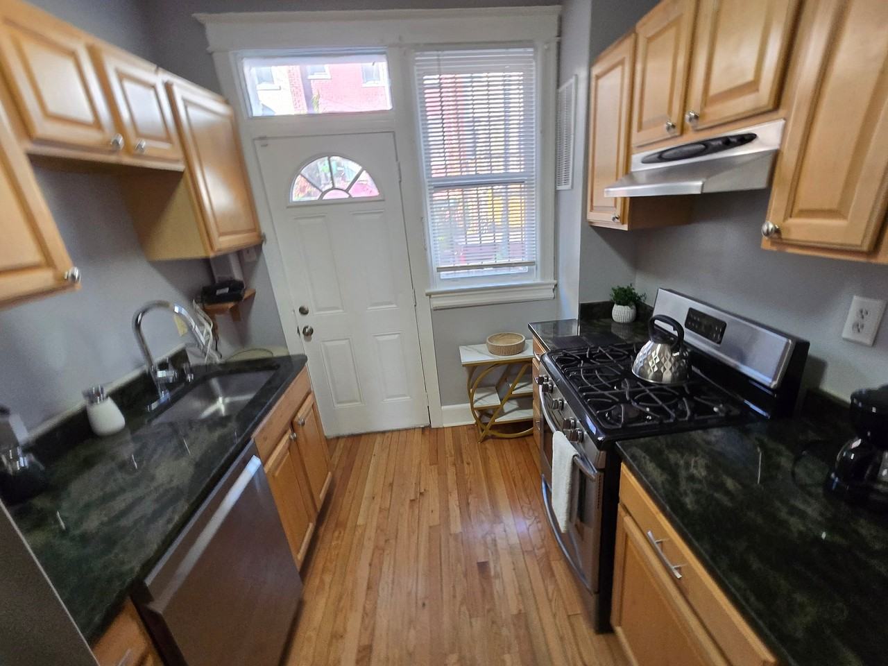 411 Hobart Pl Nw - Photo 5 of 16