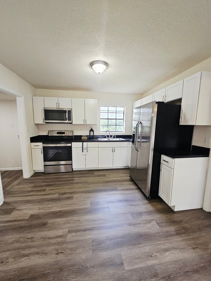 247 E Amber St - Photo 3 of 15
