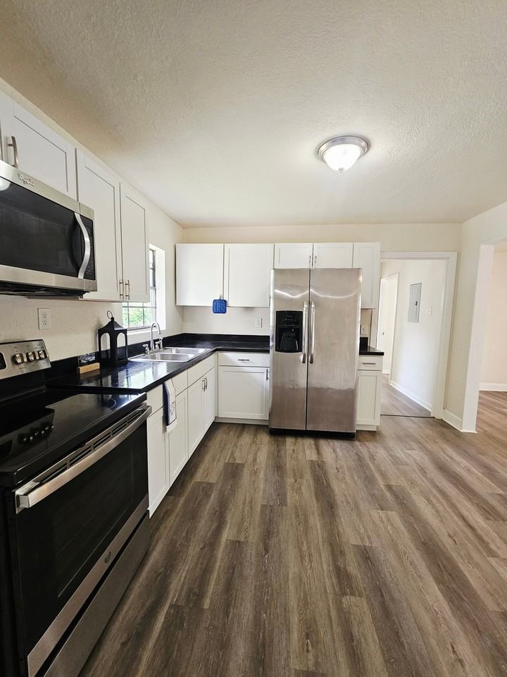 247 E Amber St - Photo 4 of 15