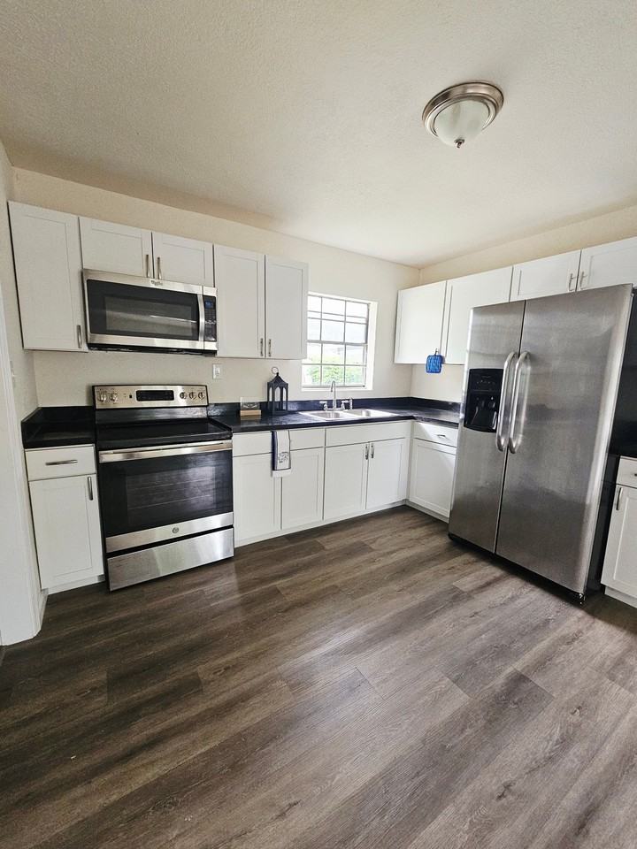 247 E Amber St - Photo 7 of 15
