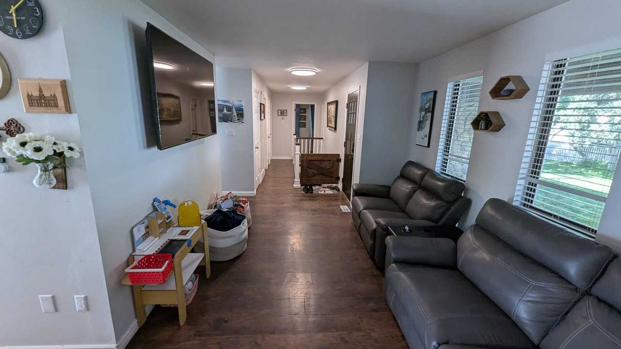 921 Woodridge Dr - Photo 2 of 17