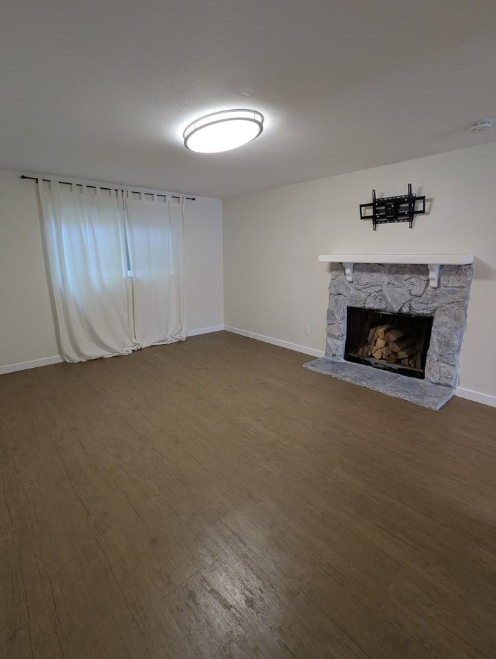 2065 California Ave #B - Photo 4 of 12