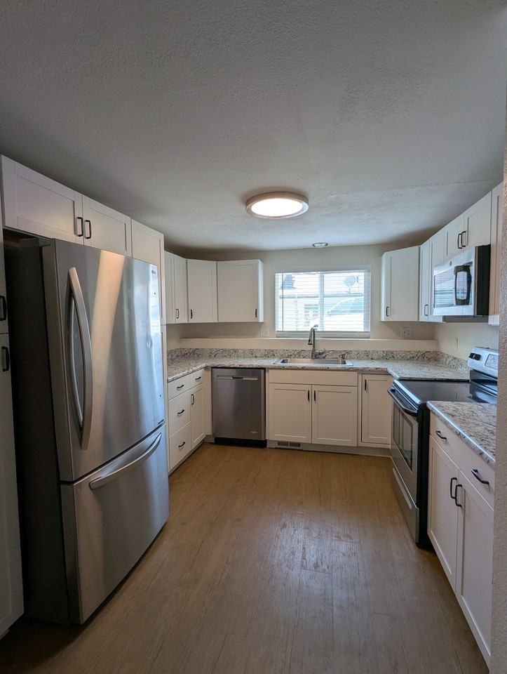 2065 California Ave #B - Photo 5 of 12