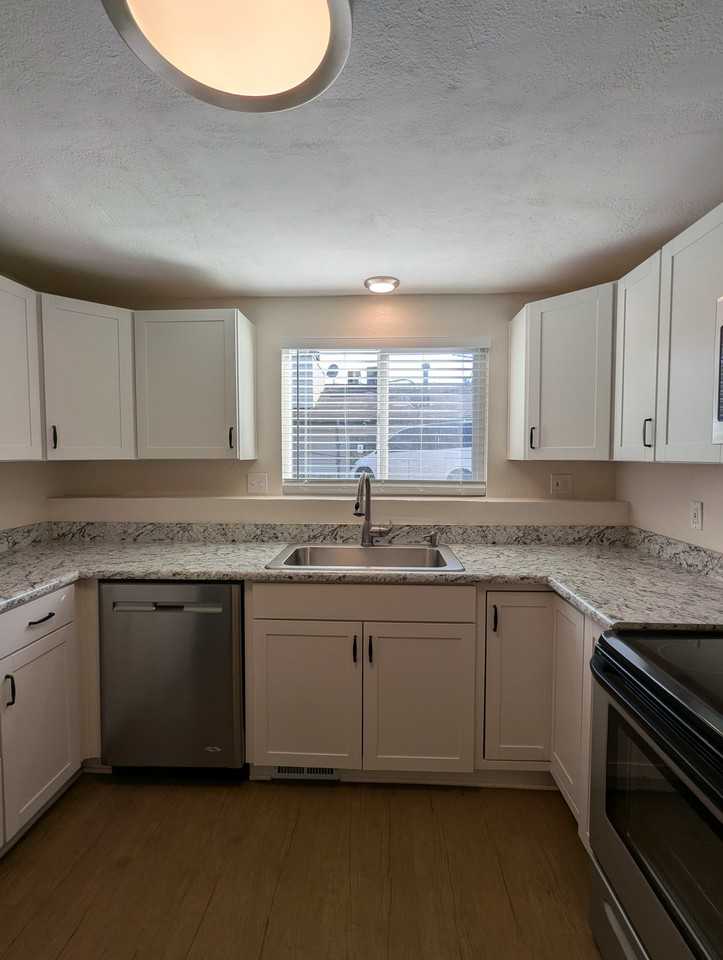 2065 California Ave #B - Photo 7 of 12