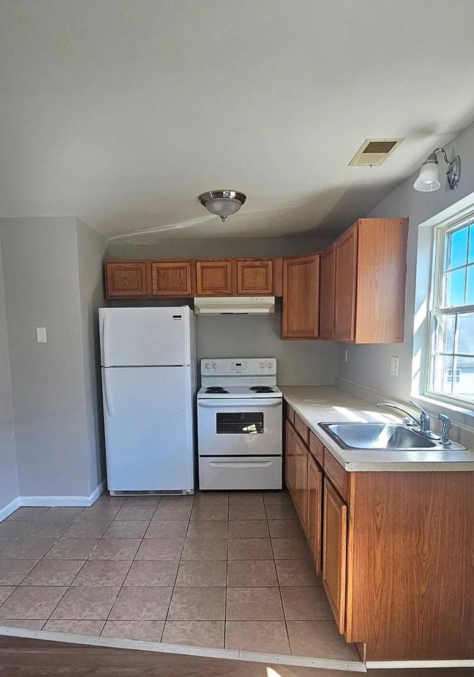 129 Main St #B - Photo 2 of 12