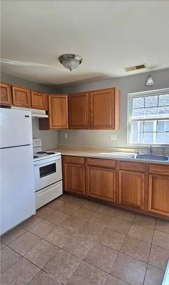 129 Main St #B - Photo 3 of 12
