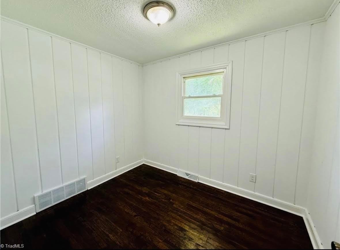 312 Hickory Ln - Photo 4 of 10