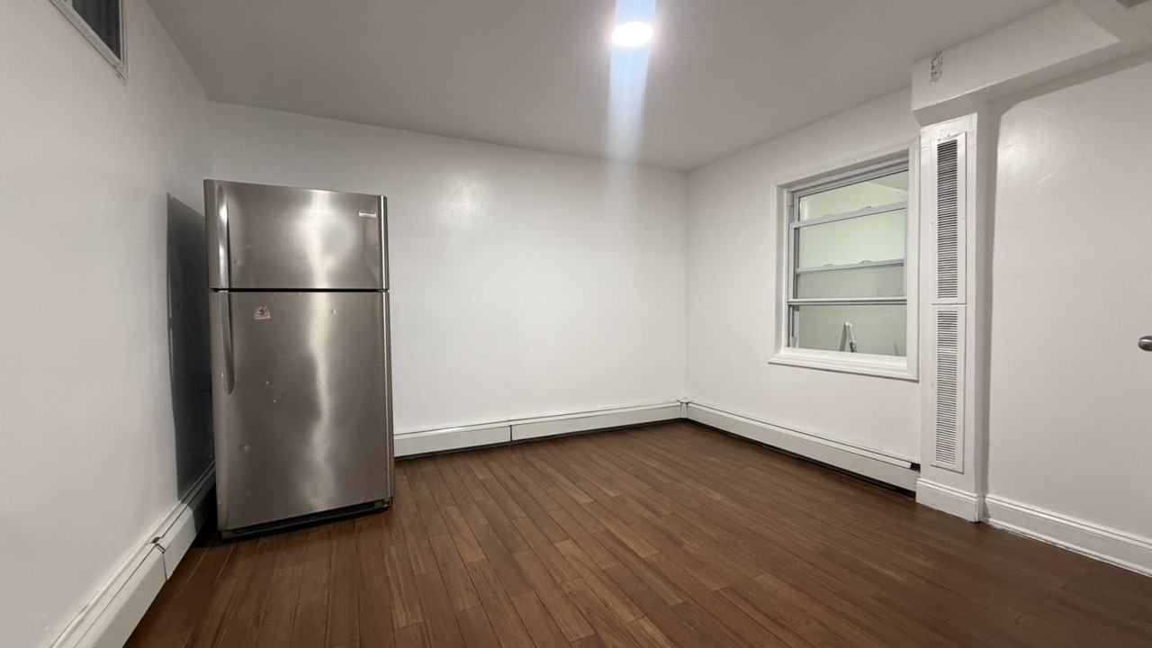 E 160th St - Photo 3 of 9