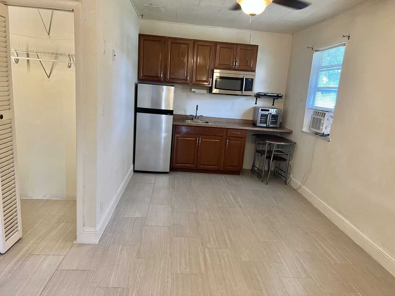 1005 Vine St #B - Photo 7 of 16