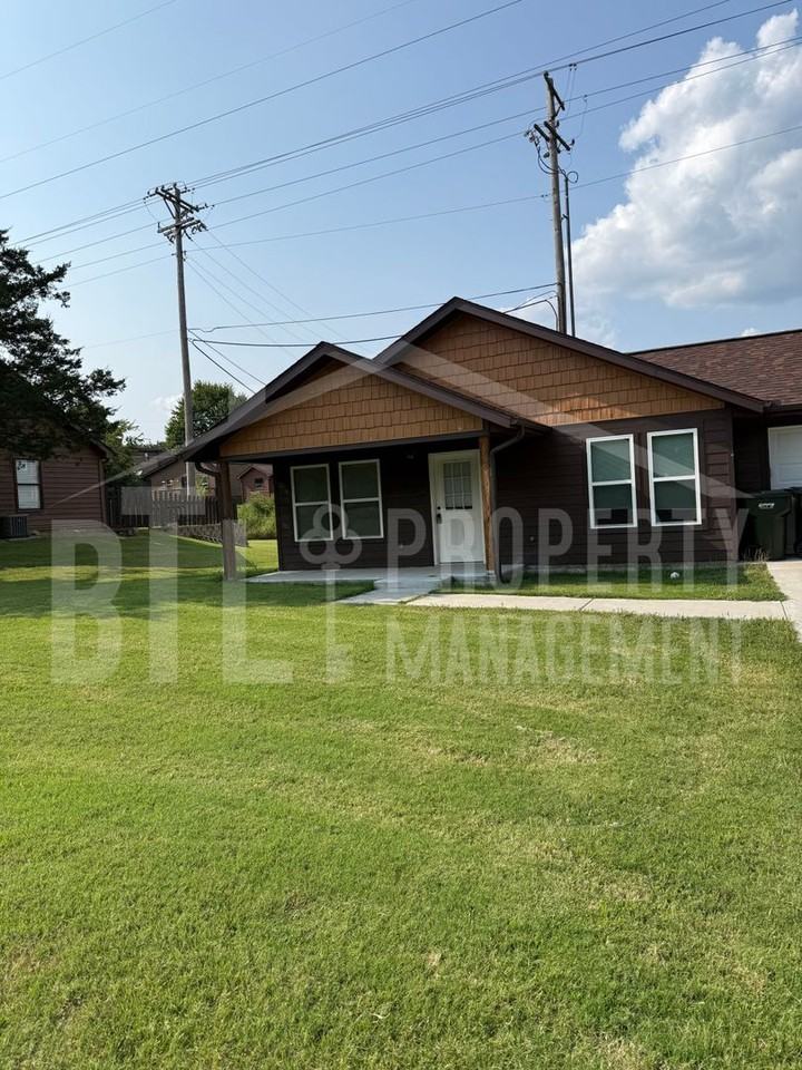 300 Valley Stream Cir - Photo 2 of 11