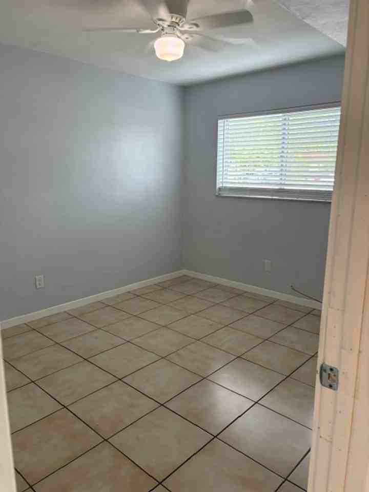 1329 Drew St - Photo 7 of 25