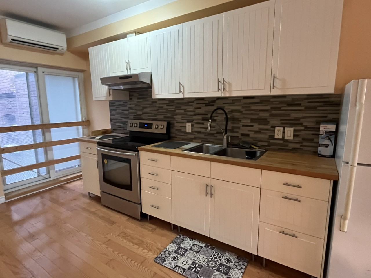 129 Roncesvalles Ave - Photo 4 of 11