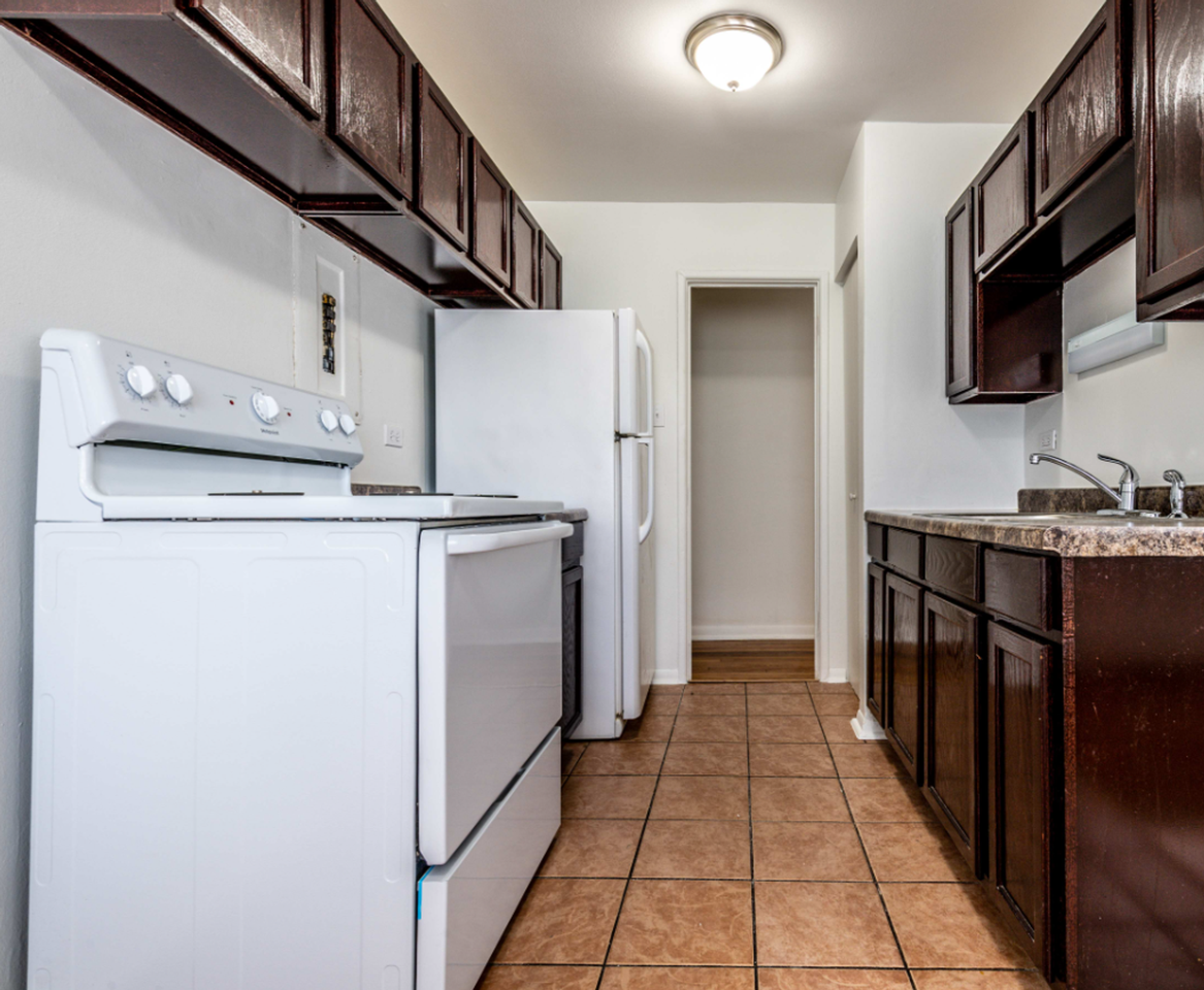 8334 S Ellis Ave - Photo 3 of 7