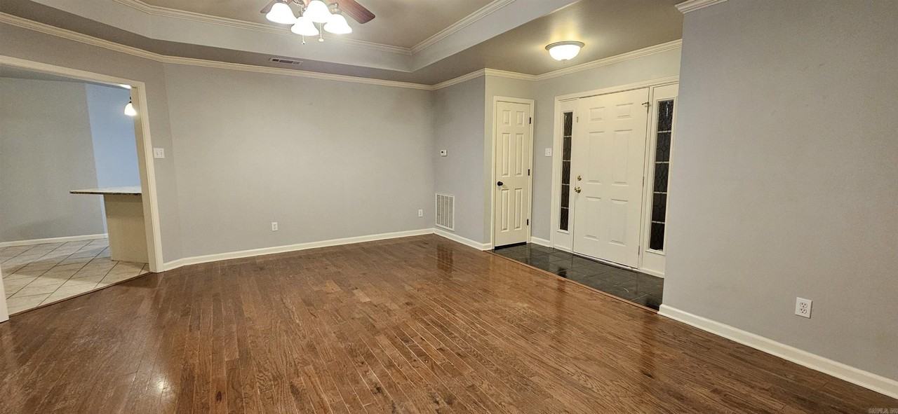 128 Plumdale Dr - Photo 3 of 15