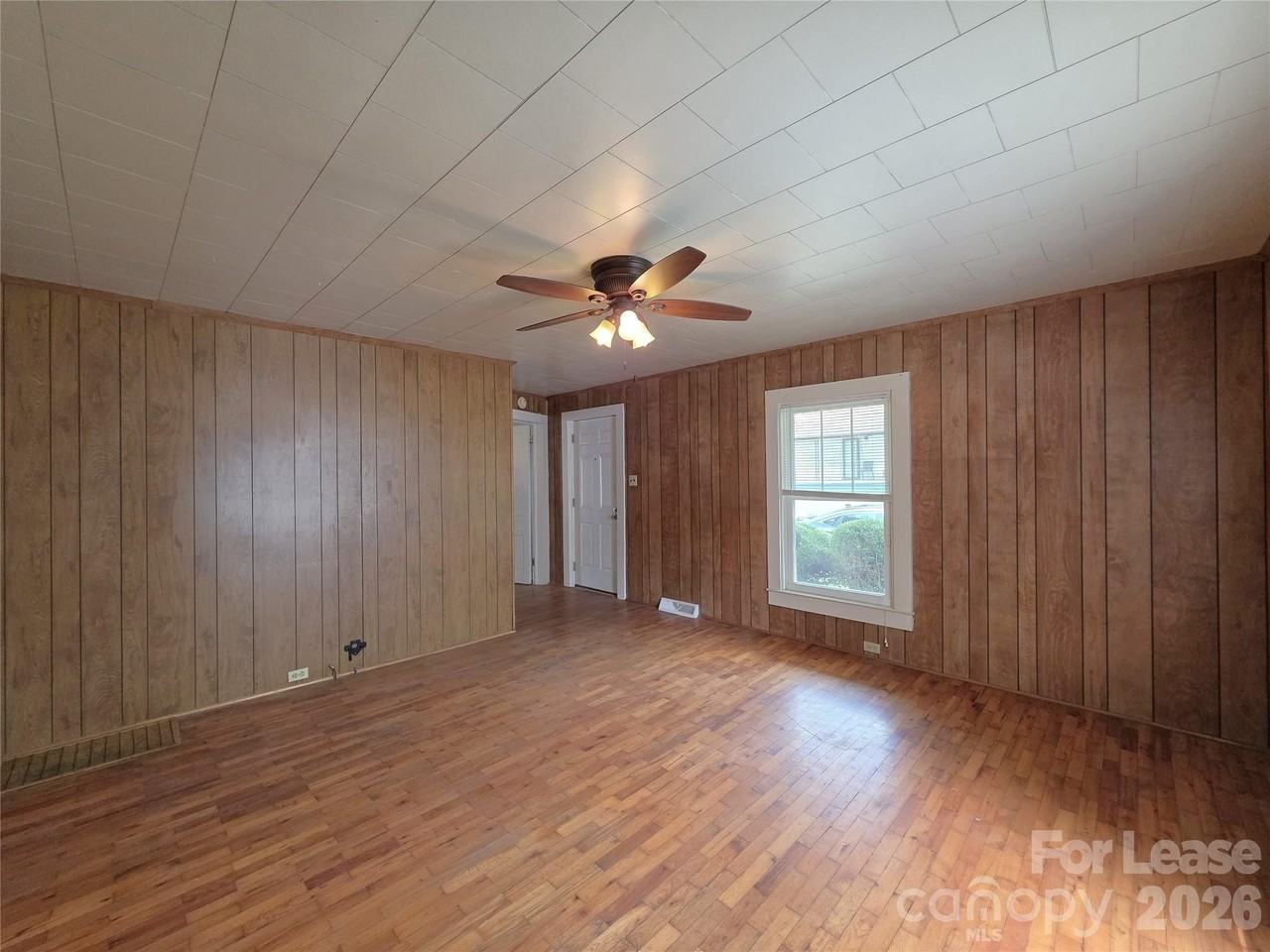 215 College St - Photo 2 of 15