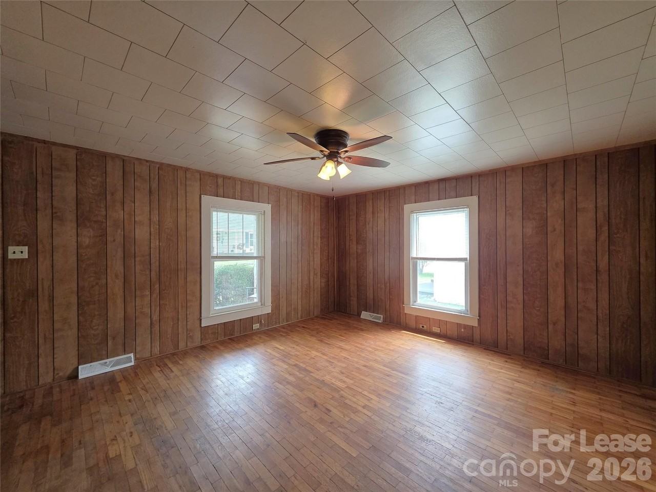 215 College St - Photo 3 of 15