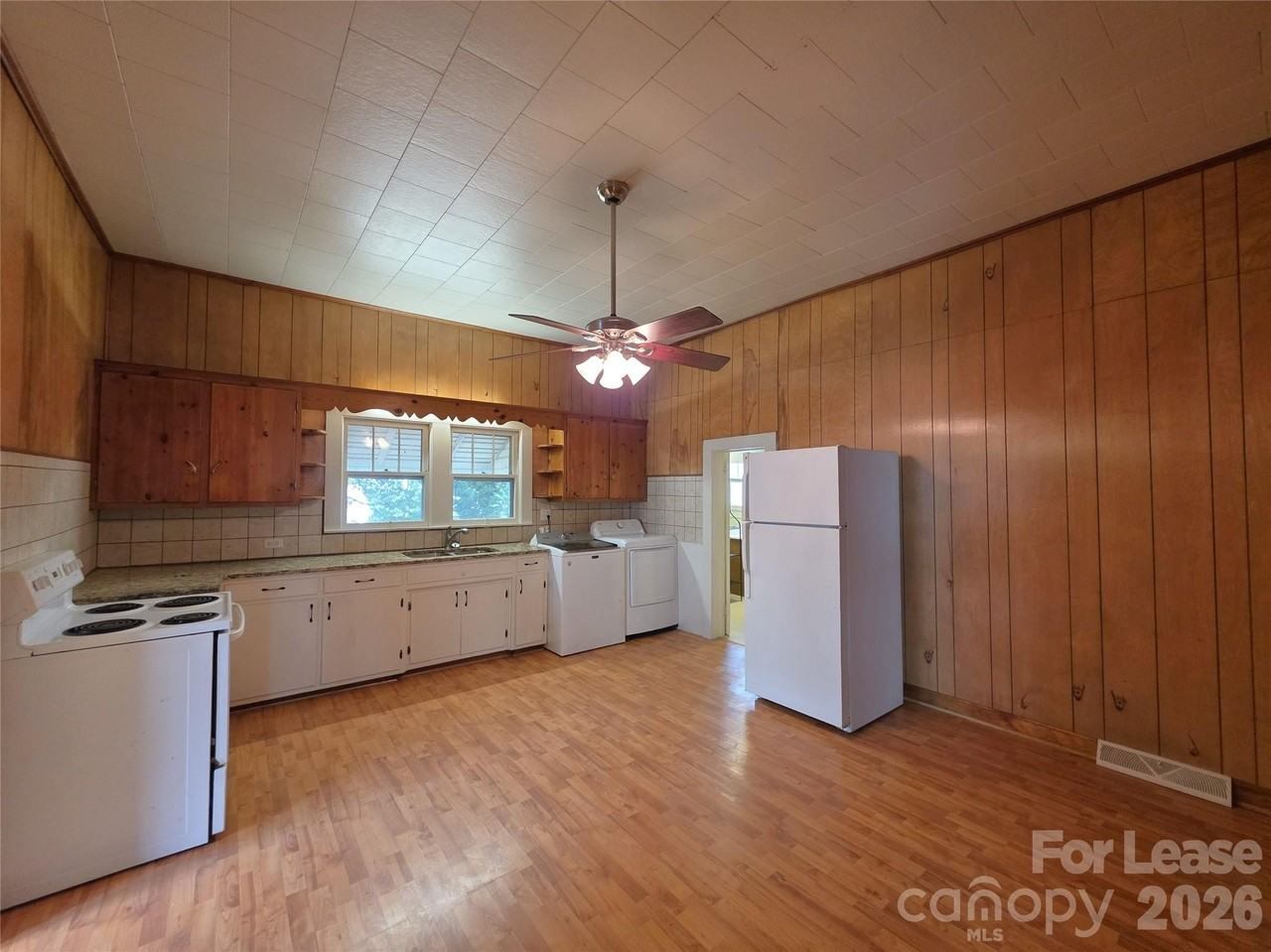 215 College St - Photo 5 of 15